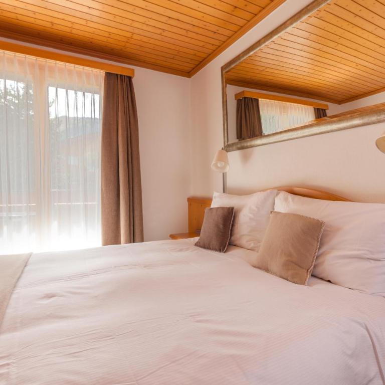 Alpenblick - Zimmer mit Queensize-Bett und Balkon - 2