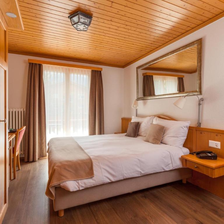 Alpenblick - Zimmer mit Queensize-Bett und Balkon - 4