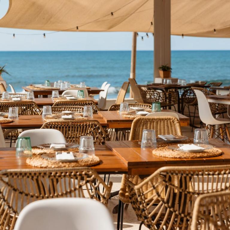 Beachfront apartment with terrace, pool and tennis court in Costabella, Marbella - Two-Bedroom Apartment - 31