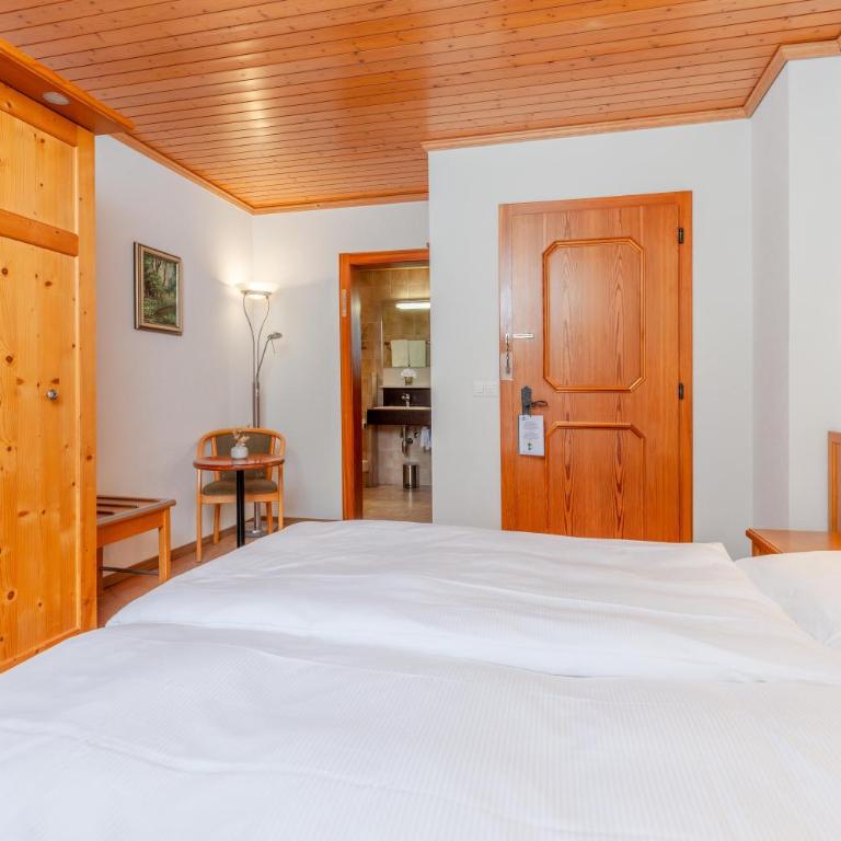 Alpenblick - Doppelzimmer mit Balkon und Blick auf Matterhorn - 7