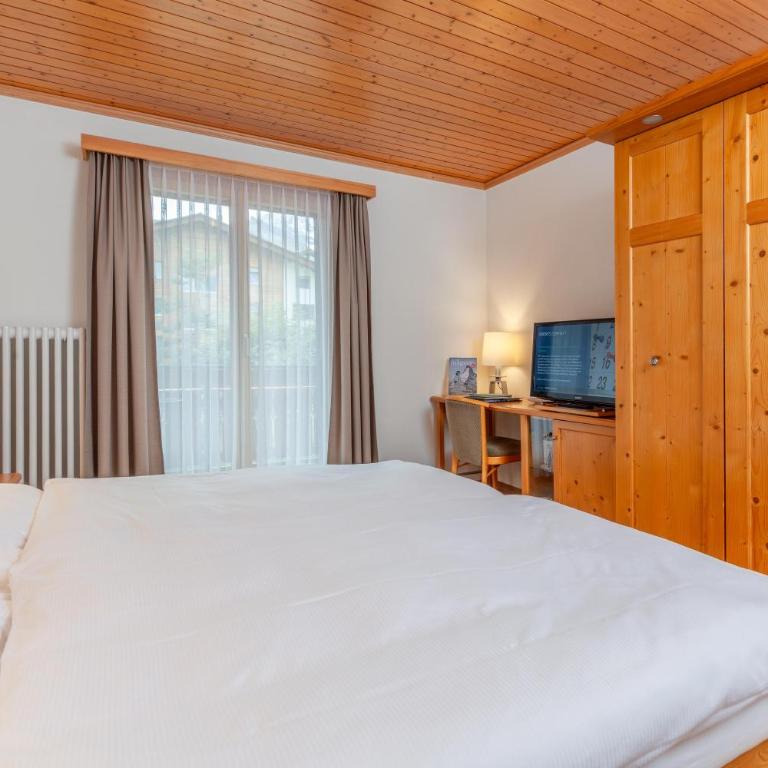 Alpenblick - Doppelzimmer mit Balkon und Blick auf Matterhorn - 8
