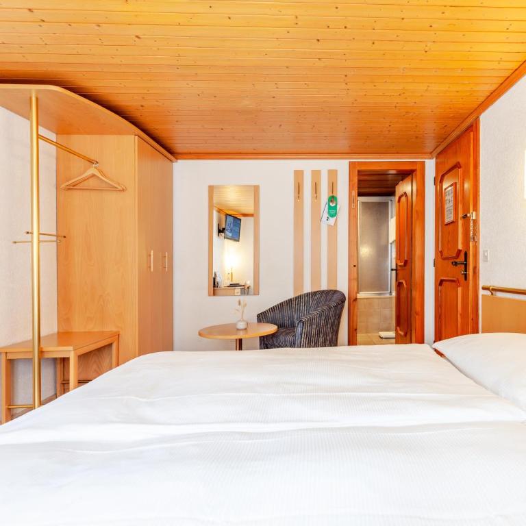 Alpenblick - Doppelzimmer mit Balkon und Blick auf Matterhorn - 2