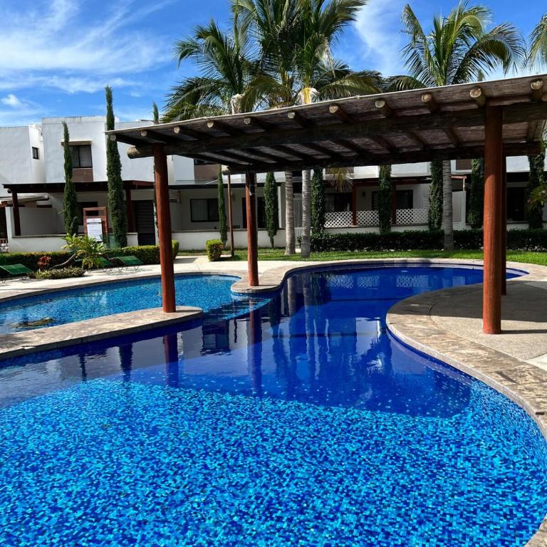 Pacific Nest House Steps from the beach - Three-Bedroom House - 4