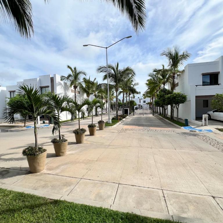 Pacific Nest House Steps from the beach - Three-Bedroom House - 32