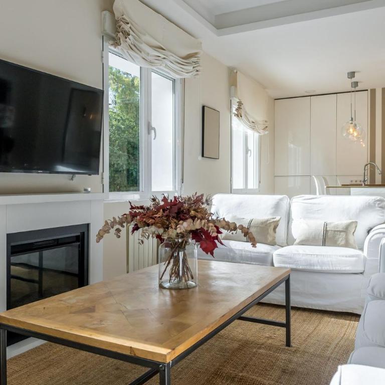 Modern and Bright-2Bedroom 2Bathroom-Bernabéu - Two-Bedroom Apartment - 1