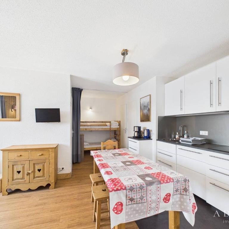 Charmant T2 rénové, skis aux pieds, balcon sud, parking inclus, 6 pers - Montvalezan - FR-1-398-540 - Appartement (6 Adultes) - 3