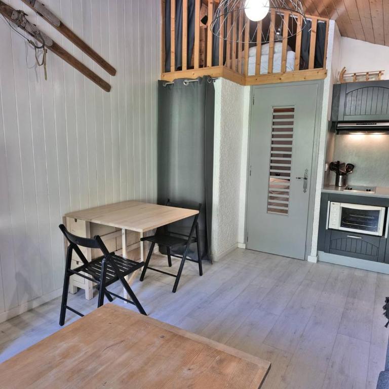 Superbe Studio Mezzanine Rénové au Cœur du Grand Bornand – 4 Couchages, Balcon, Proche Commerces et Ski - FR-1-458-162 - Studio - 11
