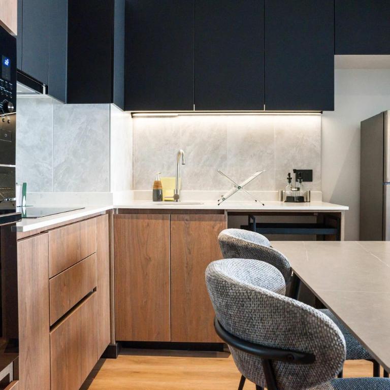 Parkside Oasis Stylish 2BR Retreat with Pool BBQ & Gym Access - Apartment - 5