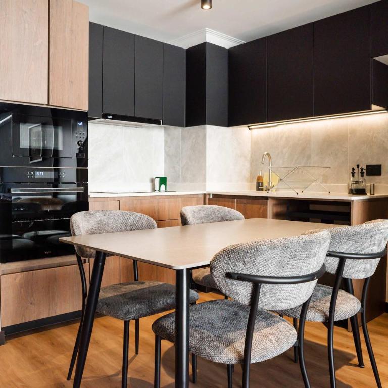 Parkside Oasis Stylish 2BR Retreat with Pool BBQ & Gym Access - Apartment - 7