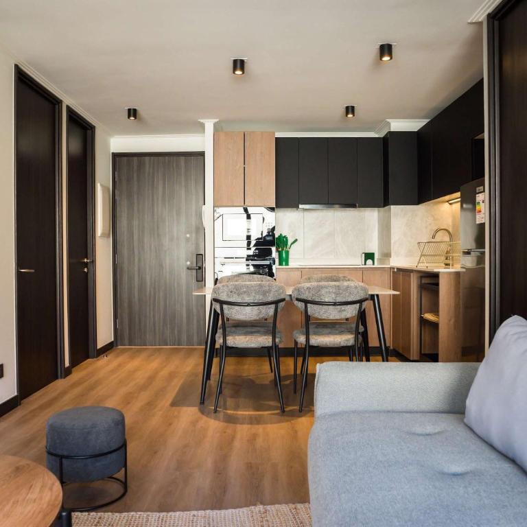 Parkside Oasis Stylish 2BR Retreat with Pool BBQ & Gym Access - Apartment - 22