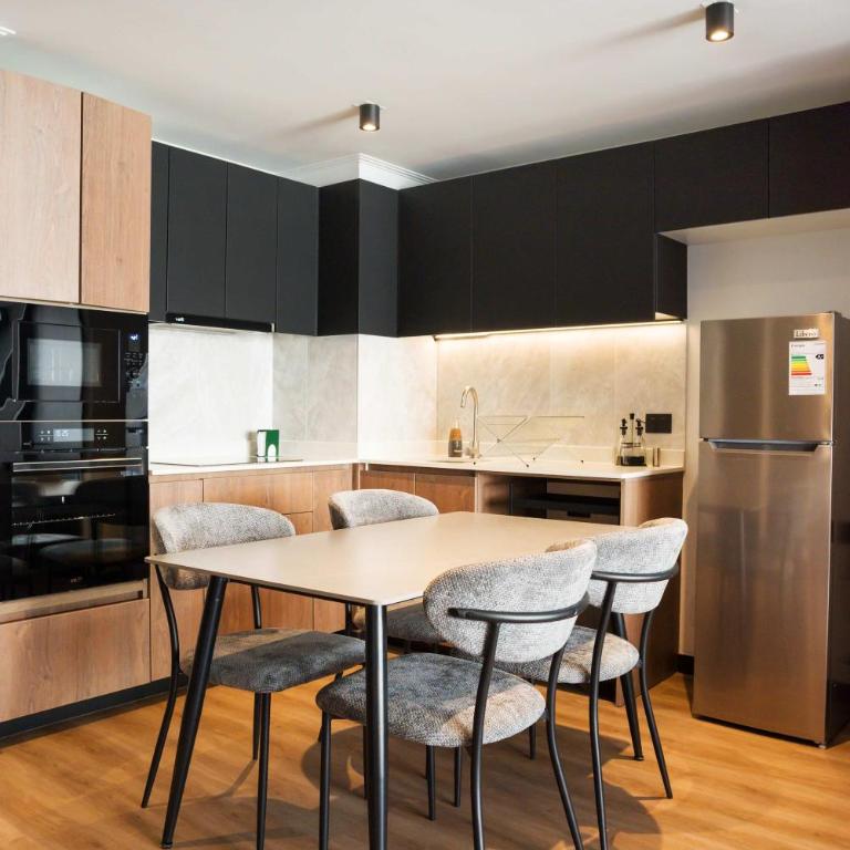 Parkside Oasis Stylish 2BR Retreat with Pool BBQ & Gym Access - Apartment - 9