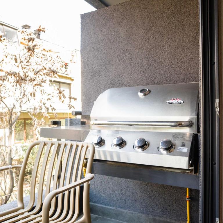 Parkside Oasis Stylish 2BR Retreat with Pool BBQ & Gym Access - Apartment - 12