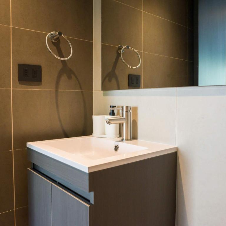 Parkside Oasis Stylish 2BR Retreat with Pool BBQ & Gym Access - Apartment - 27