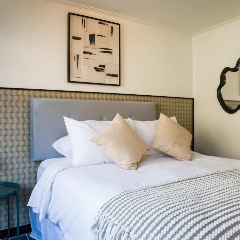 Parkside Oasis Stylish 2BR Retreat with Pool BBQ & Gym Access - Apartment - 15