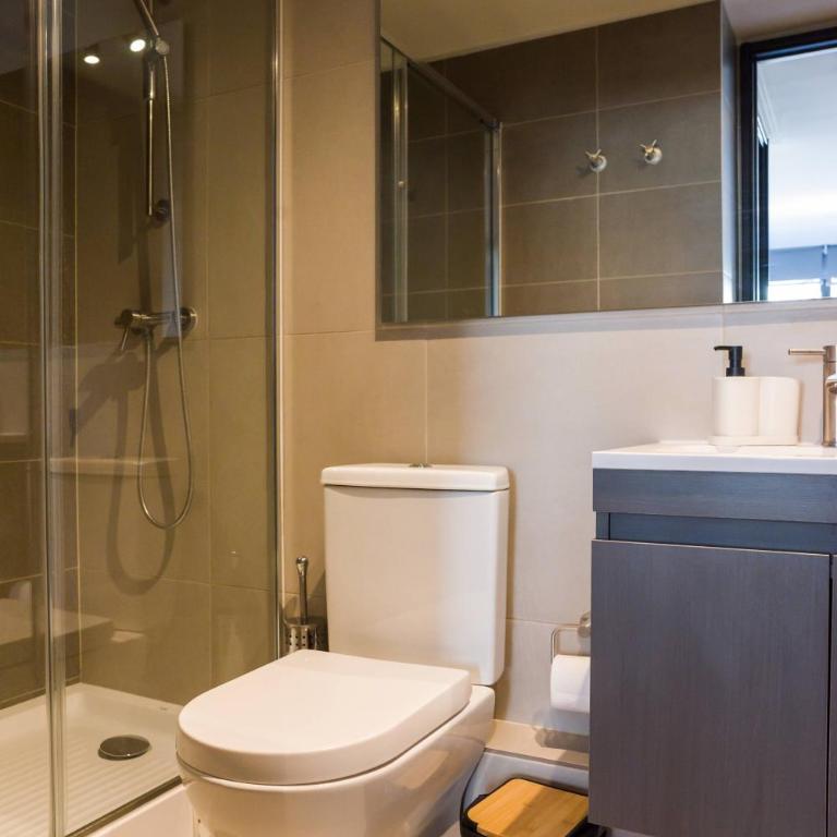 Parkside Oasis Stylish 2BR Retreat with Pool BBQ & Gym Access - Apartment - 30