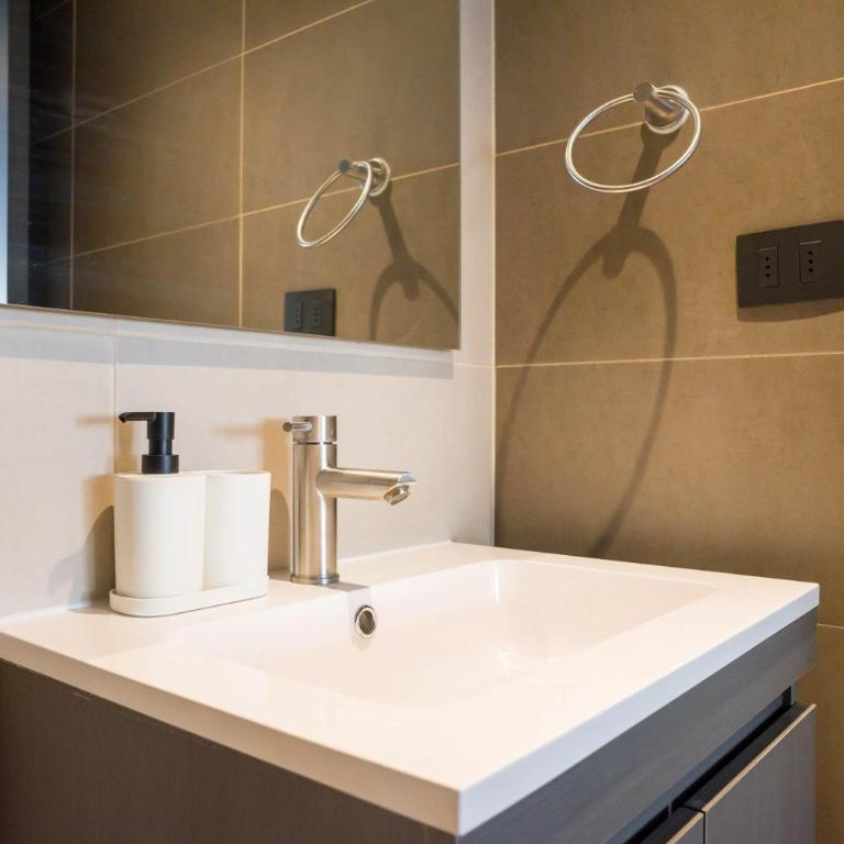 Parkside Oasis Stylish 2BR Retreat with Pool BBQ & Gym Access - Apartment - 32