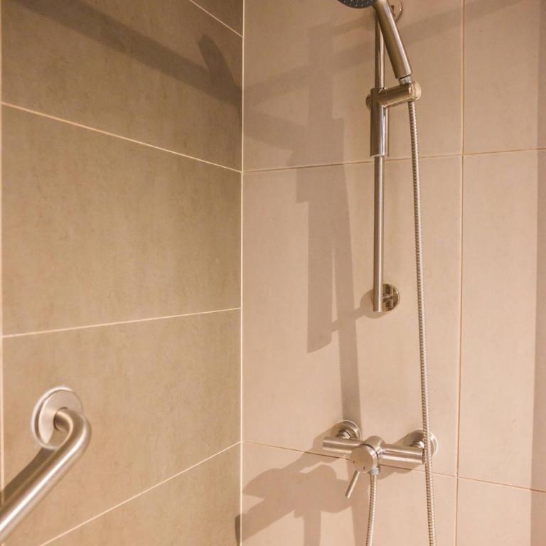 Parkside Oasis Stylish 2BR Retreat with Pool BBQ & Gym Access - Apartment - 31