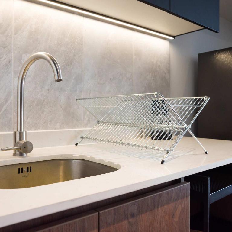Parkside Oasis Stylish 2BR Retreat with Pool BBQ & Gym Access - Apartment - 10