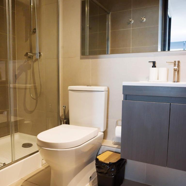 Parkside Oasis Stylish 2BR Retreat with Pool BBQ & Gym Access - Apartment - 33