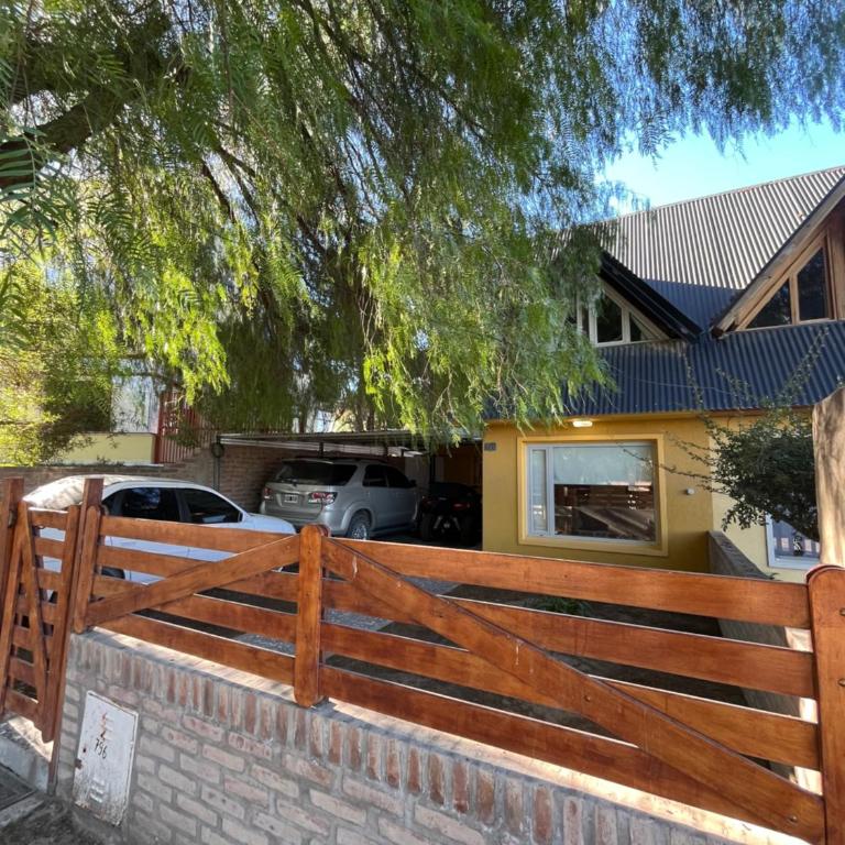 Casa Matteo con quincho, patio y cochera - Three-Bedroom House - 2