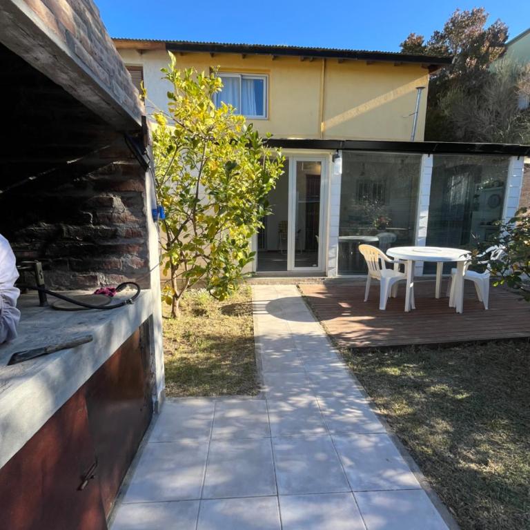 Casa Matteo con quincho, patio y cochera - Three-Bedroom House - 8