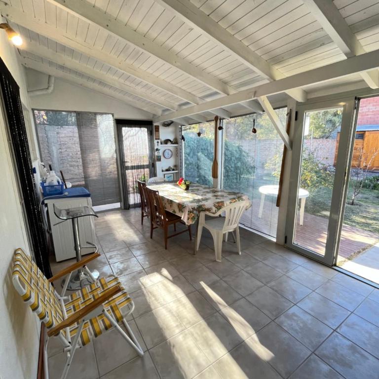 Casa Matteo con quincho, patio y cochera - Three-Bedroom House - 12
