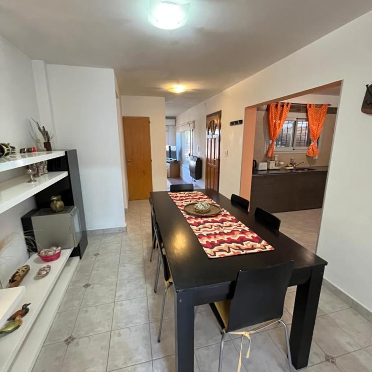 Casa Matteo con quincho, patio y cochera - Three-Bedroom House - 22