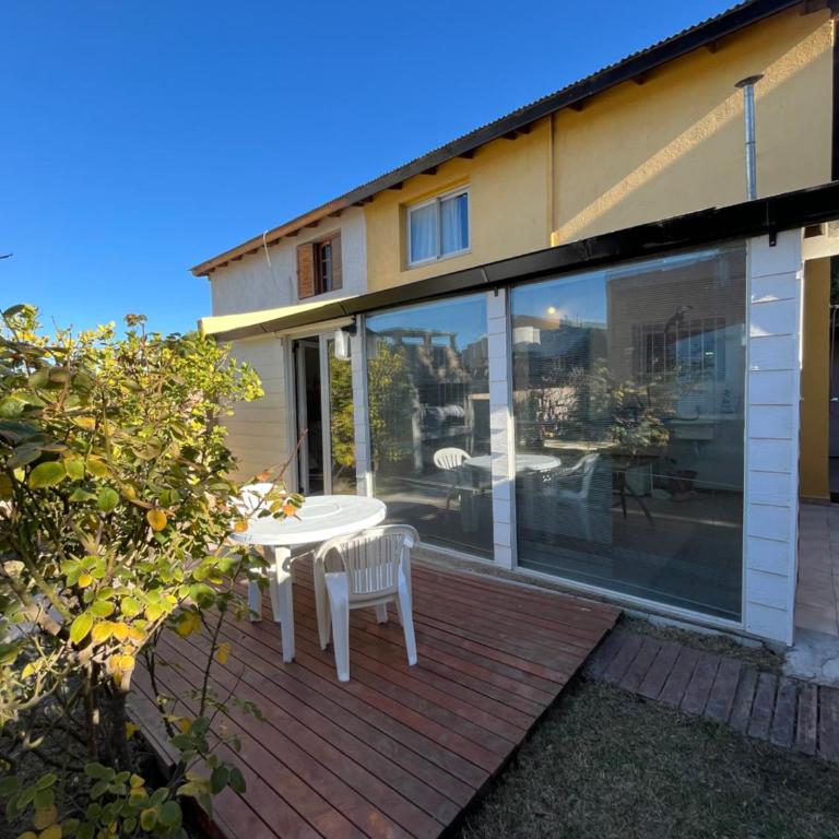 Casa Matteo con quincho, patio y cochera - Three-Bedroom House - 29