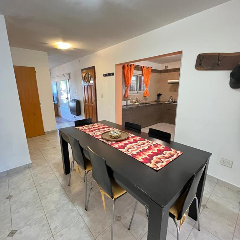 Casa Matteo con quincho, patio y cochera - Three-Bedroom House - 43