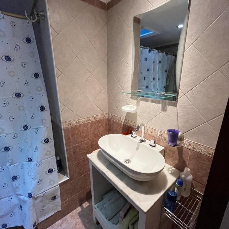 Casa Matteo con quincho, patio y cochera - Three-Bedroom House - 44