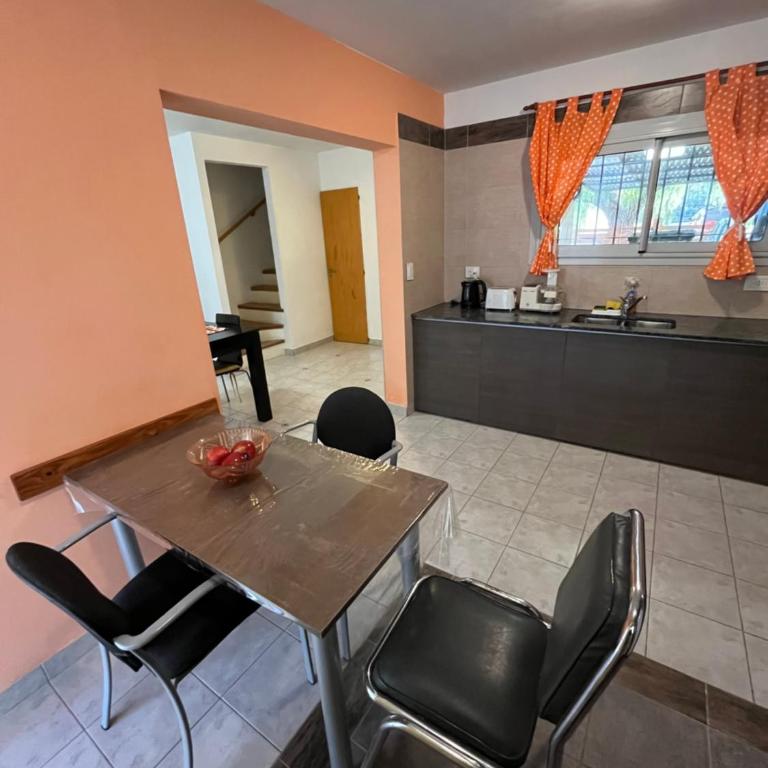 Casa Matteo con quincho, patio y cochera - Three-Bedroom House - 55