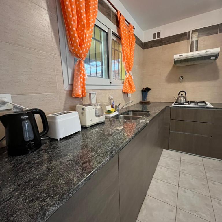 Casa Matteo con quincho, patio y cochera - Three-Bedroom House - 58