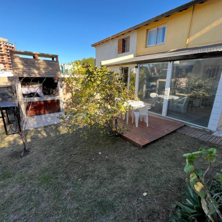Casa Matteo con quincho, patio y cochera - Three-Bedroom House - 60
