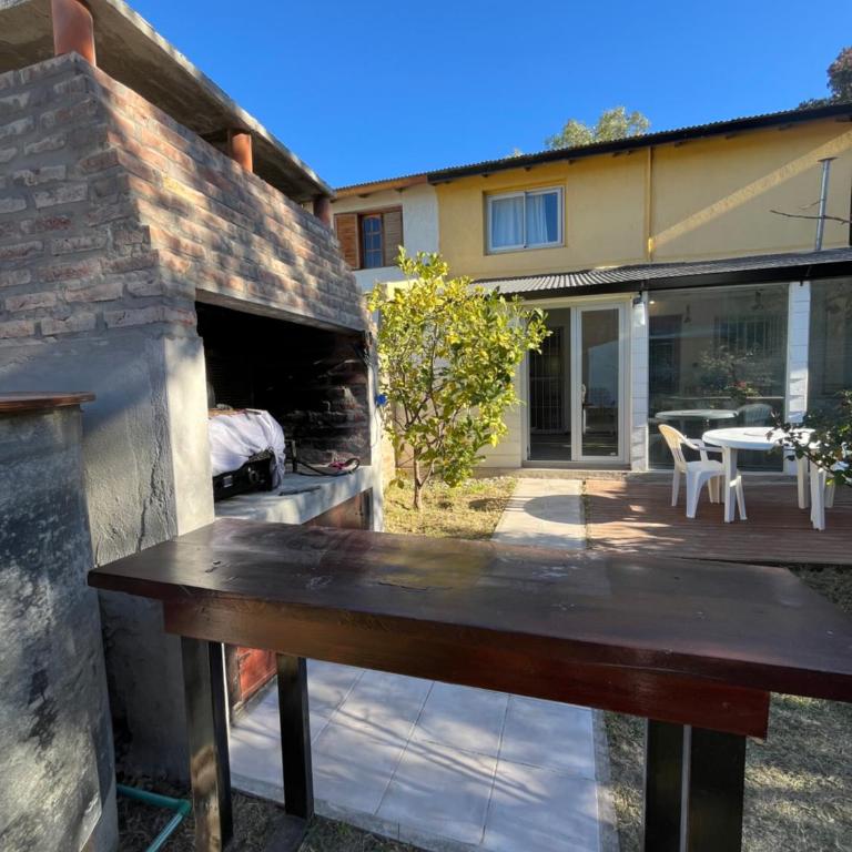 Casa Matteo con quincho, patio y cochera - Three-Bedroom House - 61