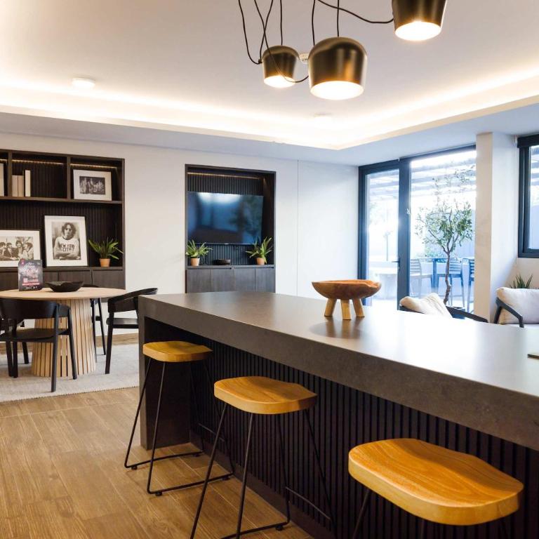 Parkside Oasis Stylish 2BR Retreat with Pool BBQ & Gym Access - Apartment - 40