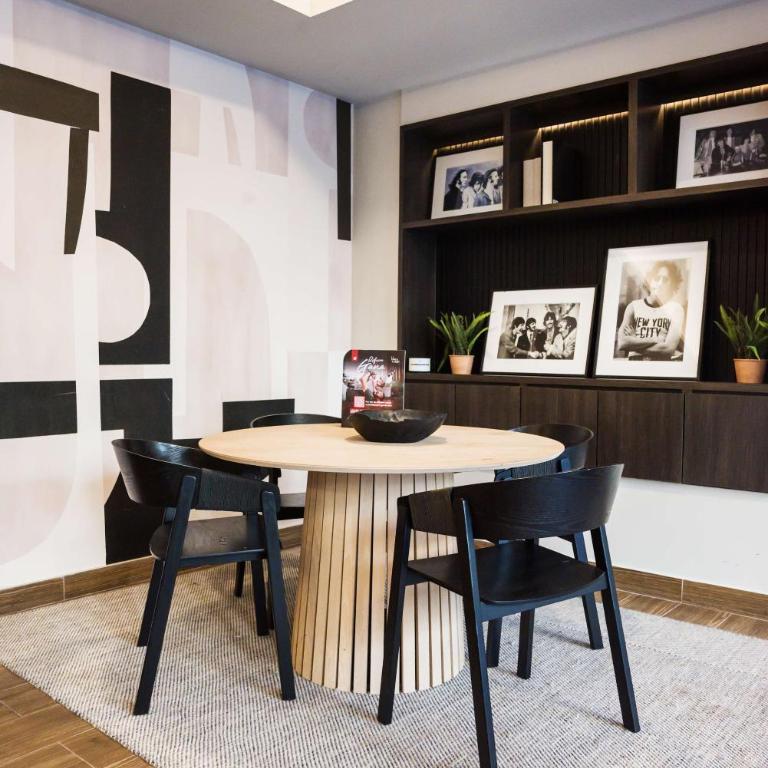 Parkside Oasis Stylish 2BR Retreat with Pool BBQ & Gym Access - Apartment - 48