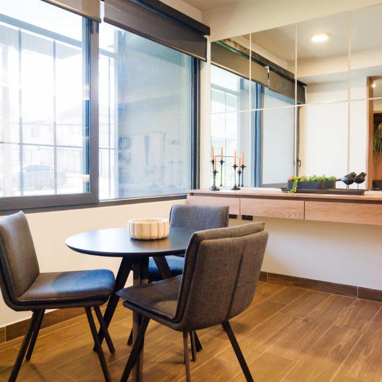 Parkside Oasis Stylish 2BR Retreat with Pool BBQ & Gym Access - Apartment - 51