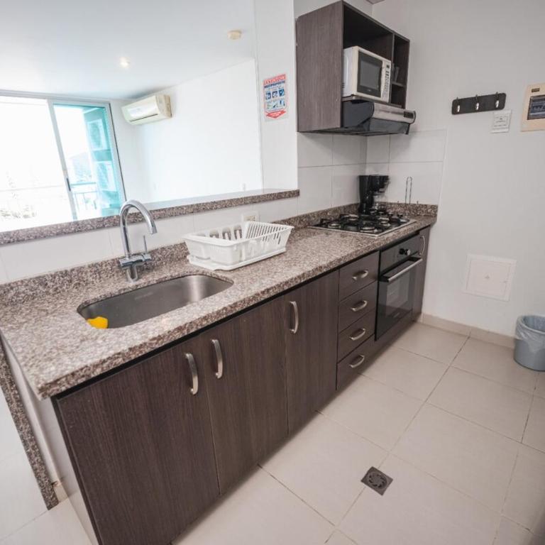 Rodadero Gaira - Apto con piscina a 2 cuadras de la playa - Three-Bedroom Apartment - 9