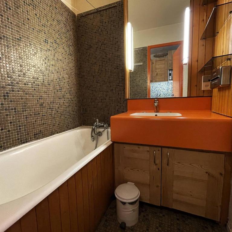 Studio cosy au pied des pistes avec balcon et baignoire - Animaux admis - FR-1-452-51 - Studio - 11