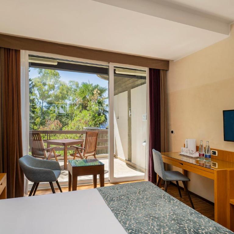 Eurostars Monte Tauro - Camera Matrimoniale con Balcone e con Vista Mare Parziale - 3
