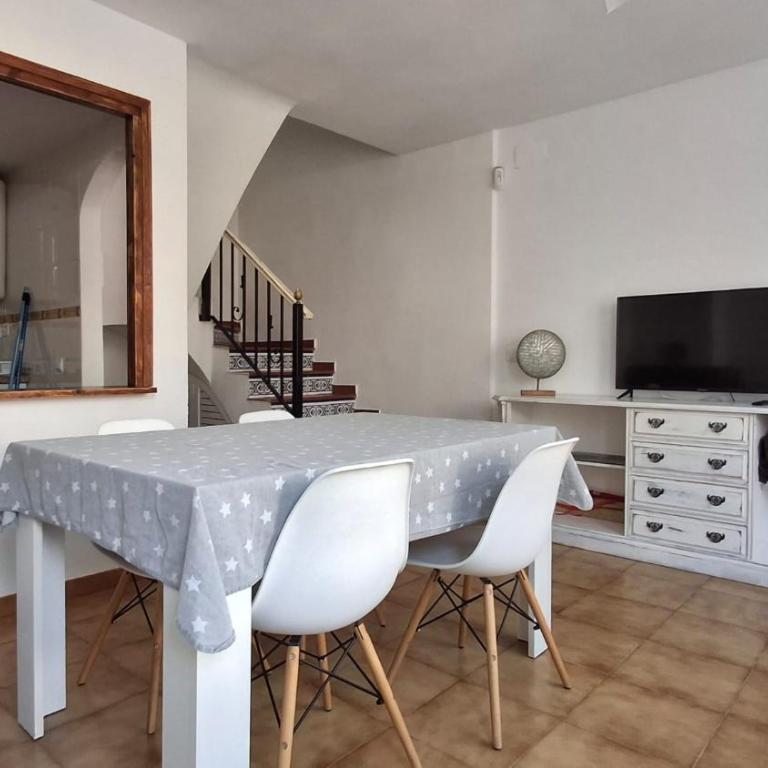 Villaparadisi - Three-Bedroom House - 15
