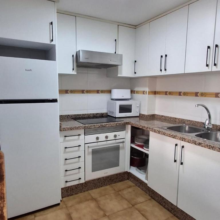 Villaparadisi - Three-Bedroom House - 2