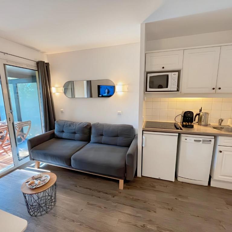 Lovely Apartment with Balcony - Golf course view - Free Parking and Heated Pool - Appartamento con 1 Camera da Letto e Balcone - 21