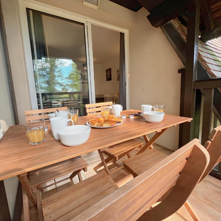 Lovely Apartment with Balcony - Golf course view - Free Parking and Heated Pool - Appartamento con 1 Camera da Letto e Balcone - 9