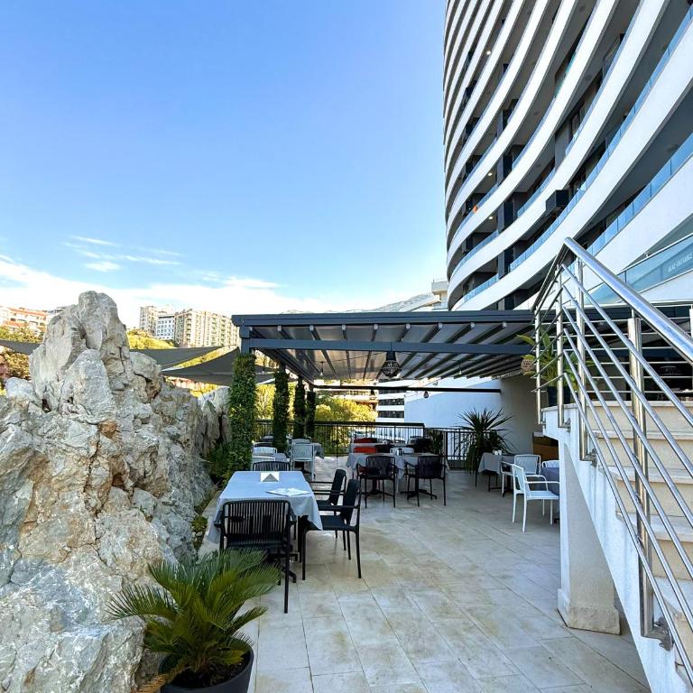 Luxe Beachfront Stay in Bečići with Pool - Studio Apartman sa Pogledom na More - 3