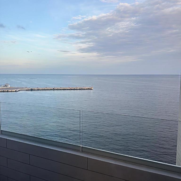 Beachfront 2BR 2BA Condo w Balcony, Ocean Views - Two-Bedroom Apartment with Balcony and Sea View - 6
