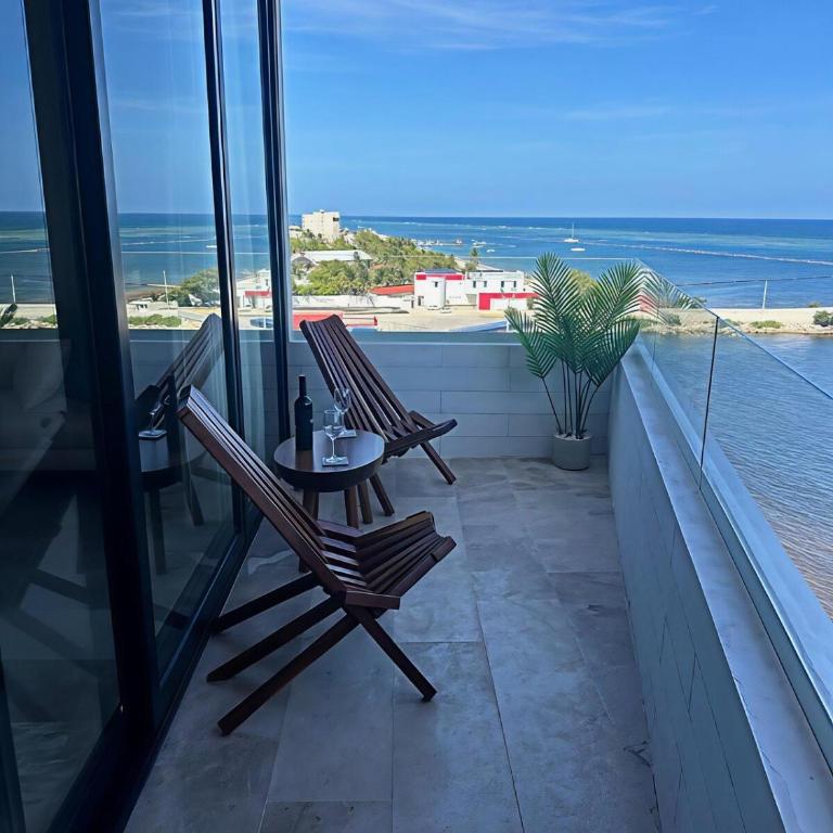 Beachfront 2BR 2BA Condo w Balcony, Ocean Views - Two-Bedroom Apartment with Balcony and Sea View - 10