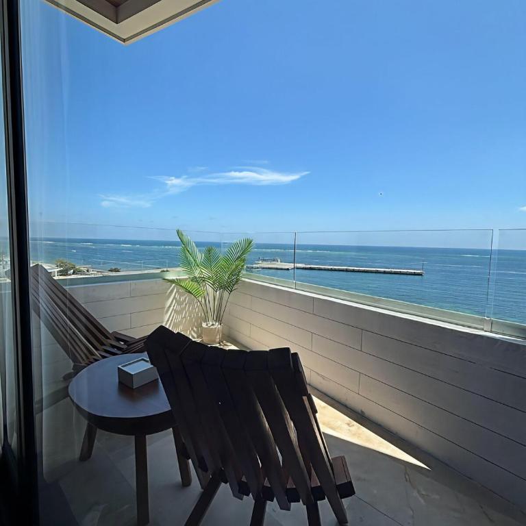 Beachfront 2BR 2BA Condo w Balcony, Ocean Views - Two-Bedroom Apartment with Balcony and Sea View - 11