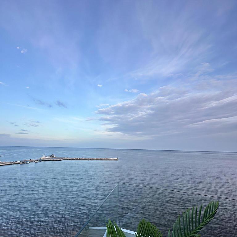 Beachfront 2BR 2BA Condo w Balcony, Ocean Views - Two-Bedroom Apartment with Balcony and Sea View - 35