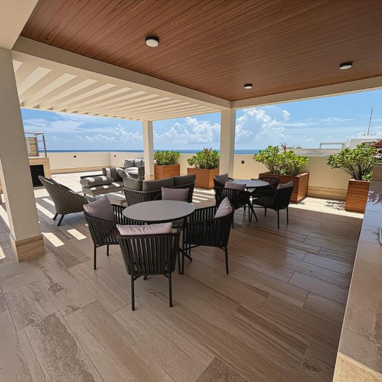 Beachfront 2BR 2BA Condo w Balcony, Ocean Views - Two-Bedroom Apartment with Balcony and Sea View - 50